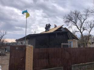 Допомагати олександрівцям на Херсонщині приїхали волонтери-будівельники