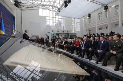 Порошенко пообещал не допустить дестабилизации и досрочных выборов