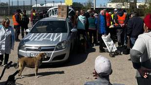 Oleshky residents break through the blockade through mined roads