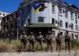 У Херсоні на будівлю СБУ повернули Державний Прапор України