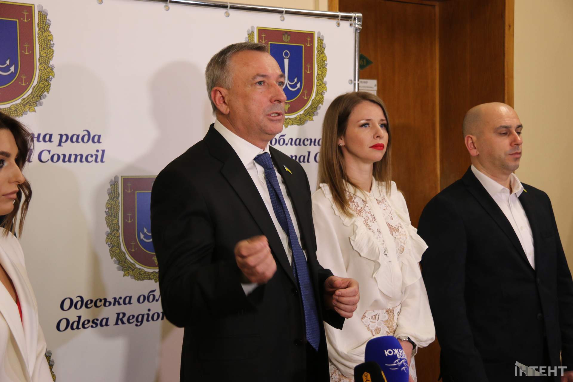 День двох сесій: як проходять засідання в Одеських обласній та районній радах
