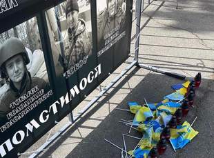 У Миколаєві прибрали прапори з іменами загиблих героїв