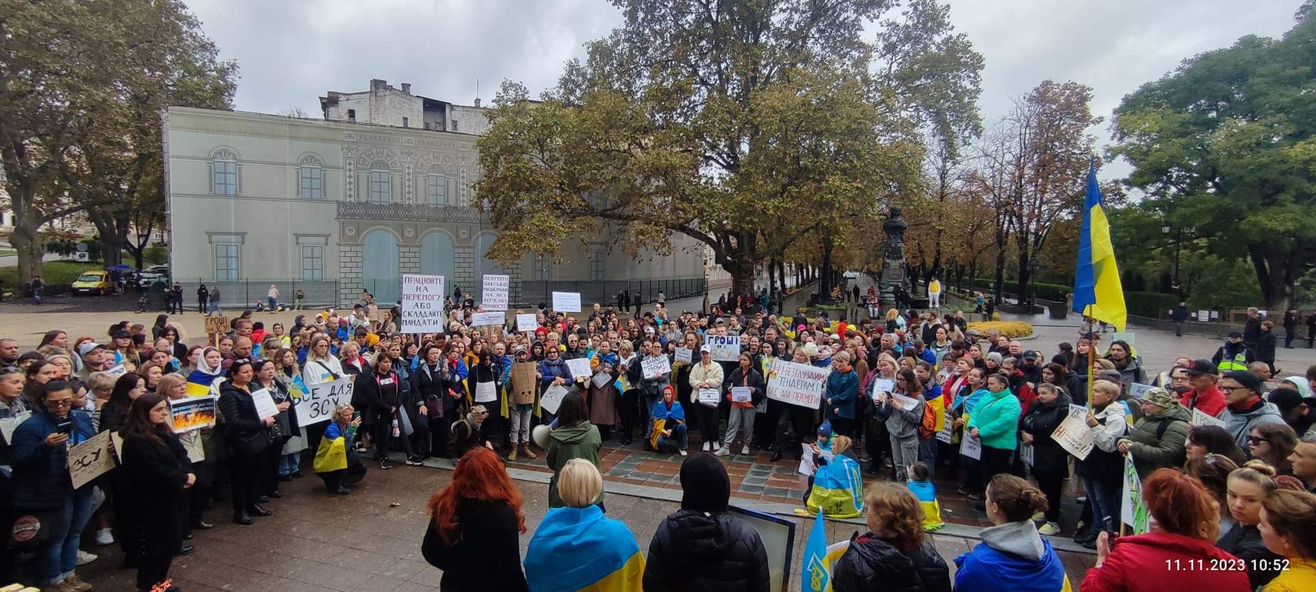 Одесити продовжили збиратися на акції проти тендерів, що не на часі