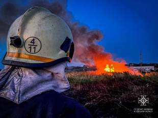 Пожежу на полях фільтрації під Одесою гасили за допомогою кілометрового рукава