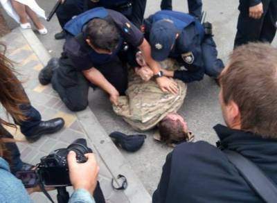 Глава одесского «Правого сектора» написал заявление на действия полиции под консульством РФ 