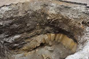 В центре Одессы коммунальщики случайно докопались до исторической арки