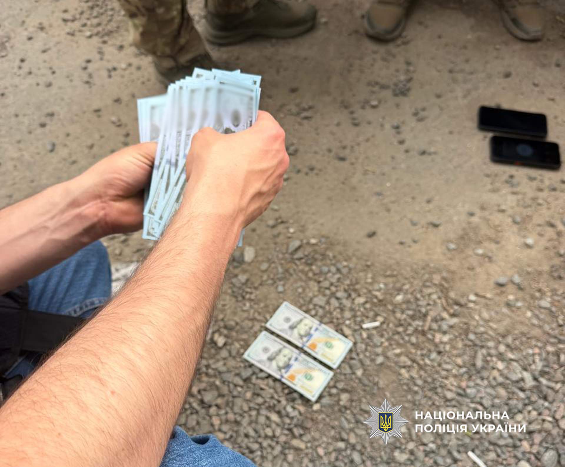 Офіцера на Одещини затримали за спробу продати зняття з розшуку