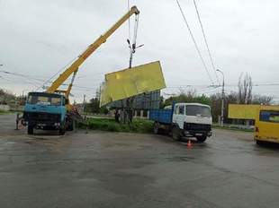 У Херсоні позбавилися деяких рекламних конструкцій