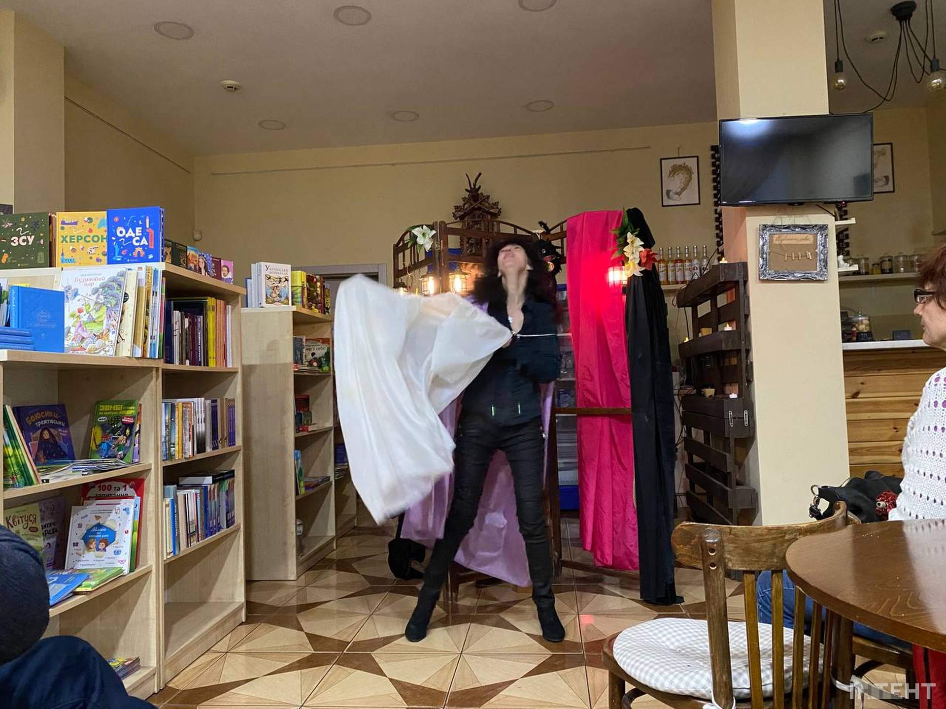 Між свободою і золотою кліткою: в Одесі відбулася вистава за поемою Ліни Костенко