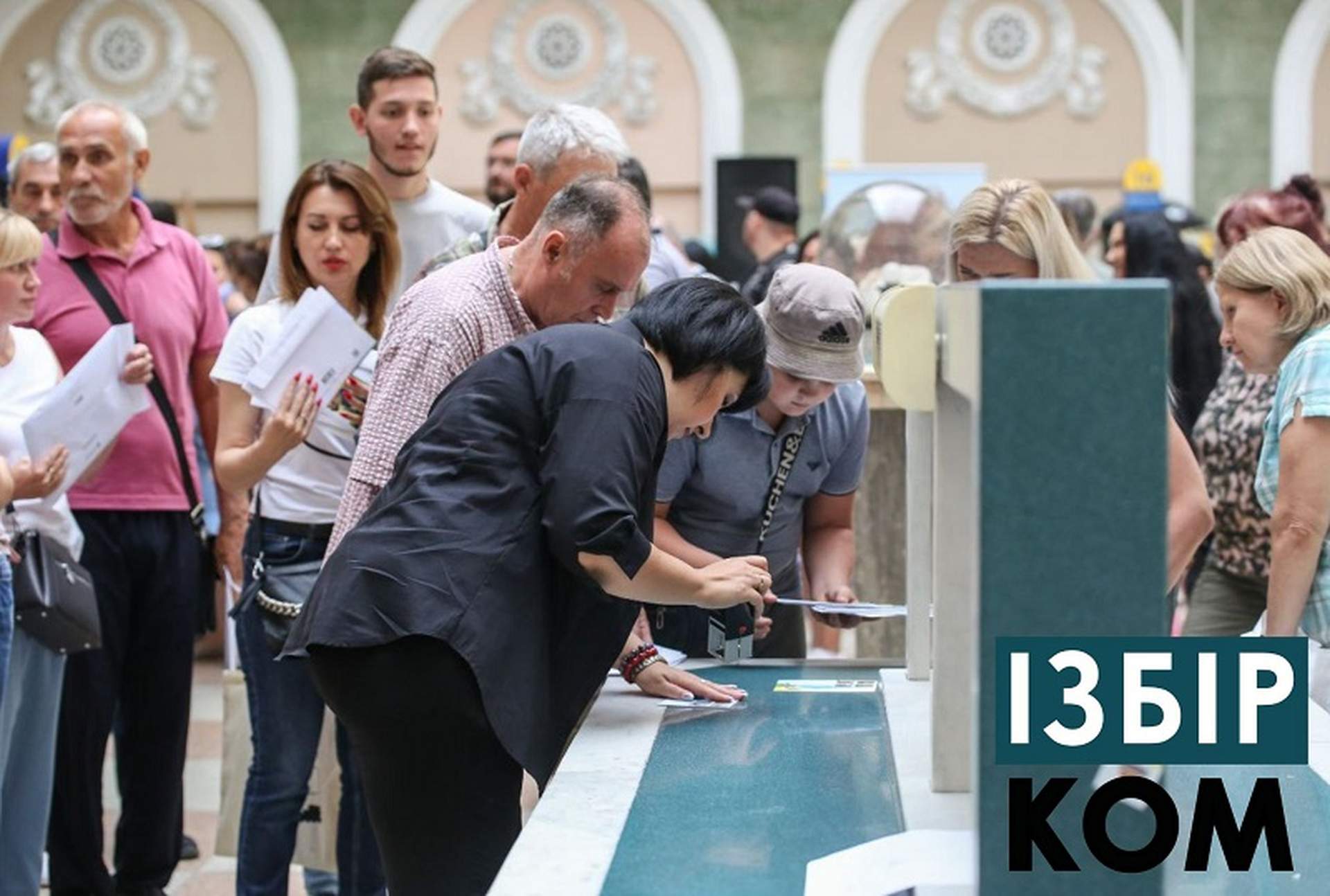 В Одесі на погашення марки з песиком Патроном завітав його двоюрідний дядько