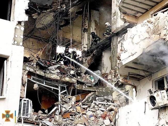The "Tiras" residential complex after the rocket attack. Photo by the State Emergency Service