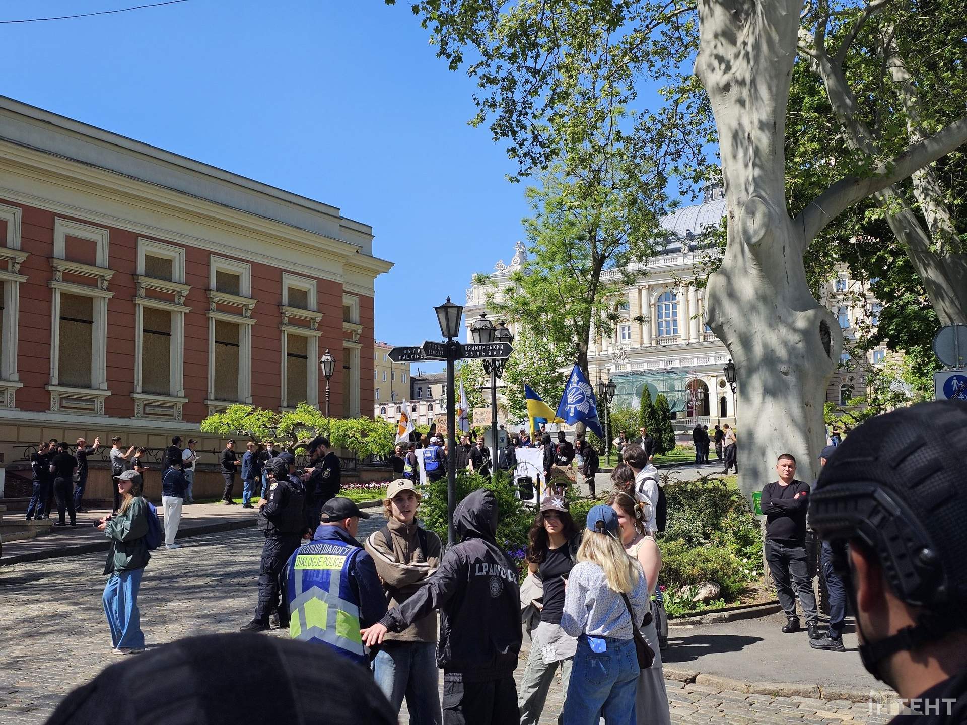 В центрі Одеси зустрілися акція за традиційні цінності та мітинг проти Цивільного кодексу