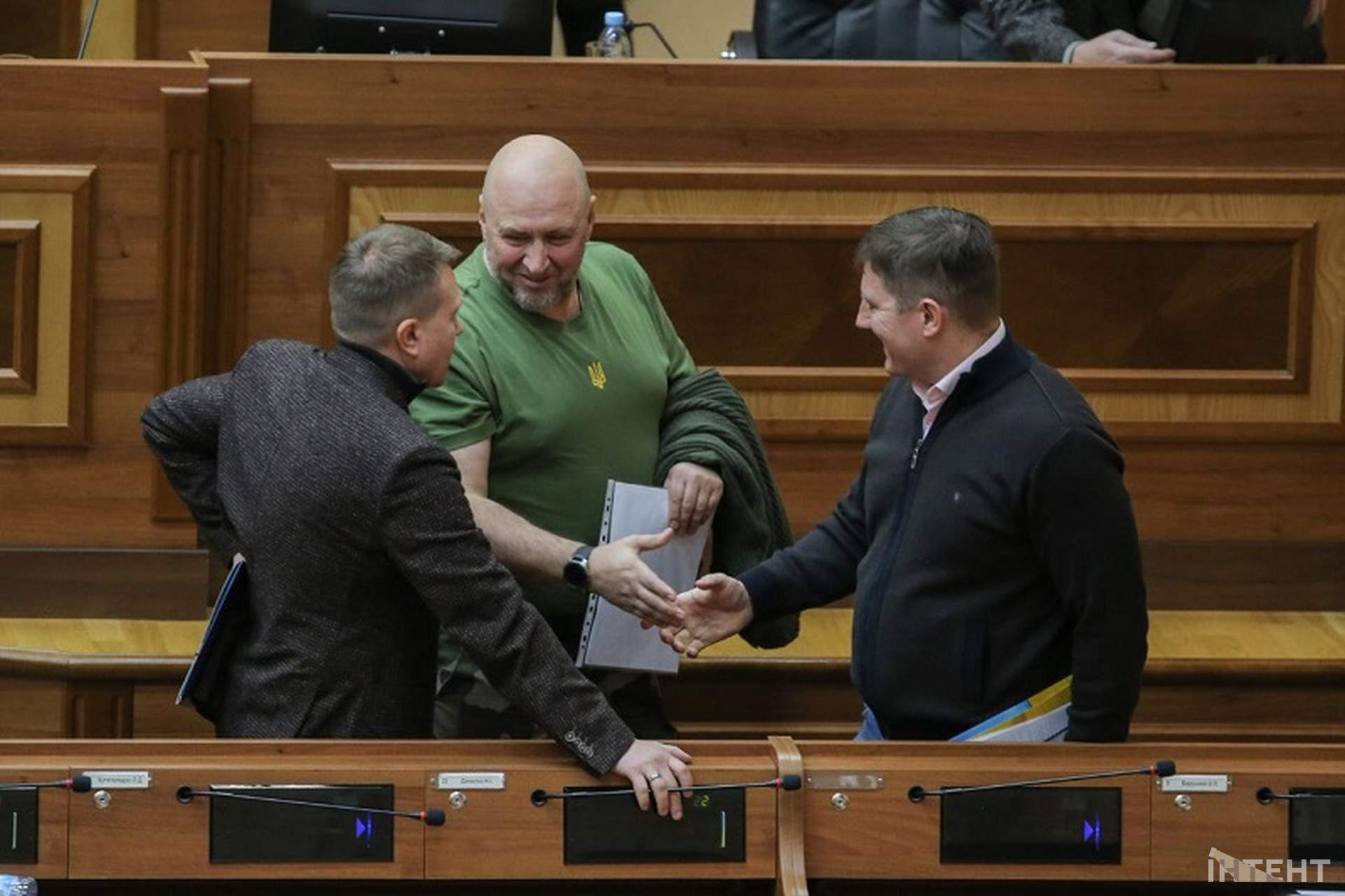 Шрапнель та невдалий перформанс: світлини з сесії Одеської облради