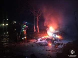 Внаслідок обстрілів в Очакові горіли автівки та житлові будинки