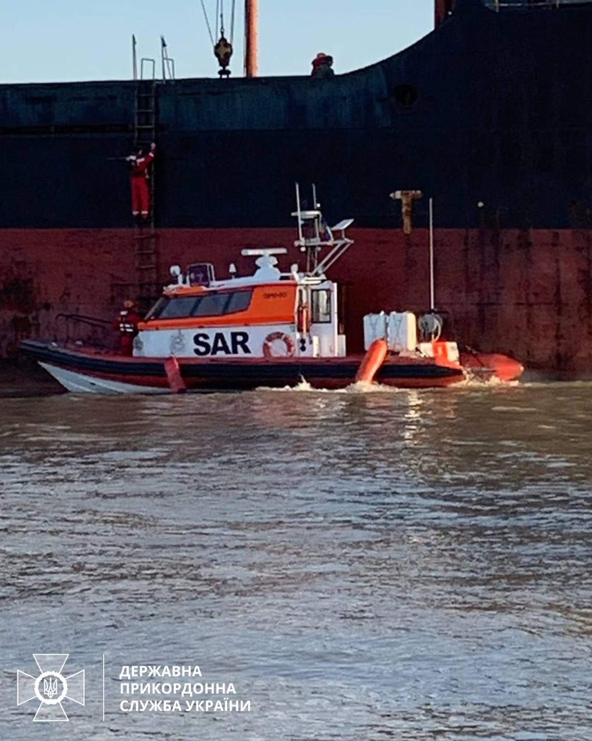 У Чорному морі на ворожій міні підірвалося судно, є поранені моряки
