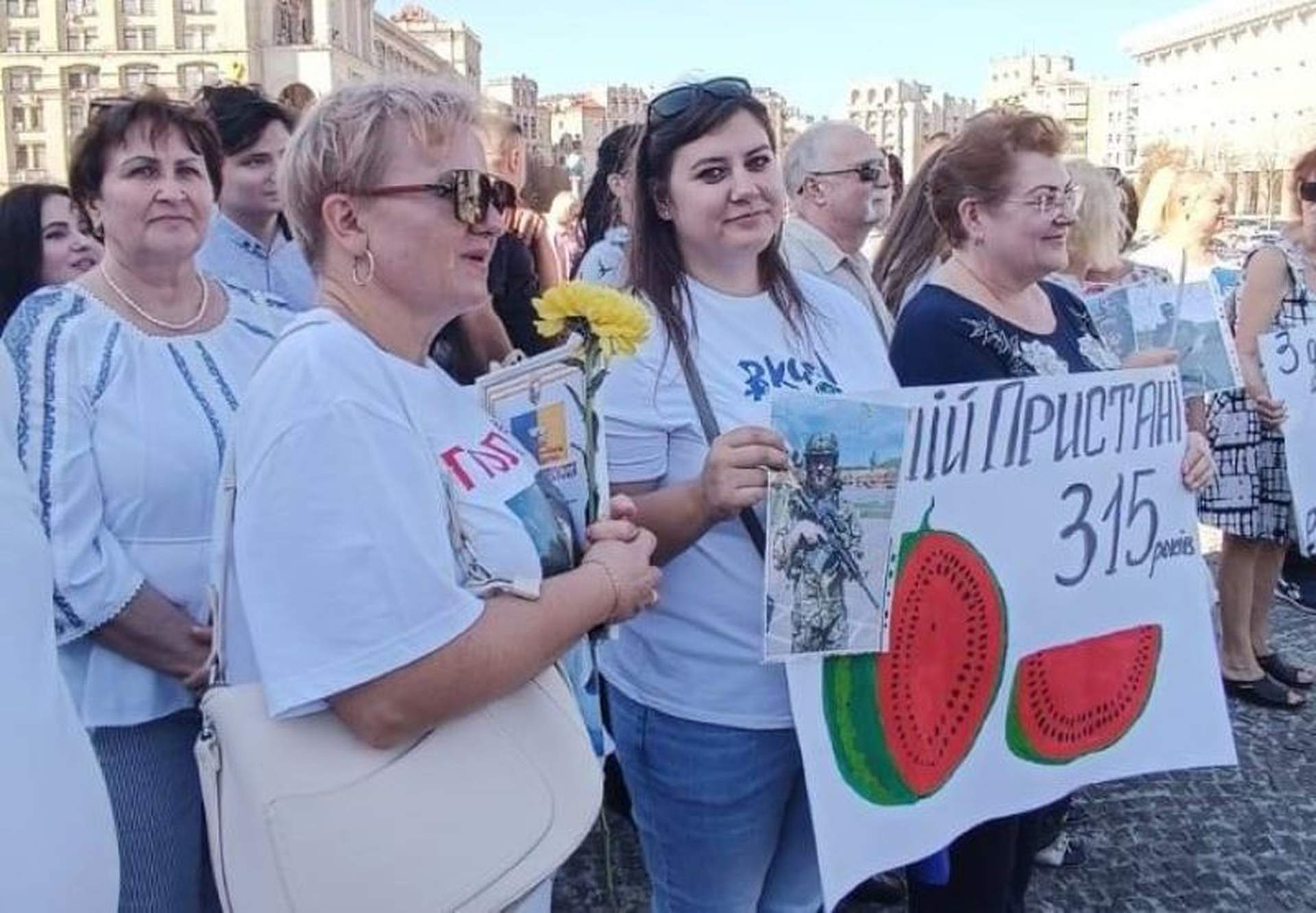 Херсонці у Києві вийшли на акцію аби підтримати жителів, які перебувають в окупації