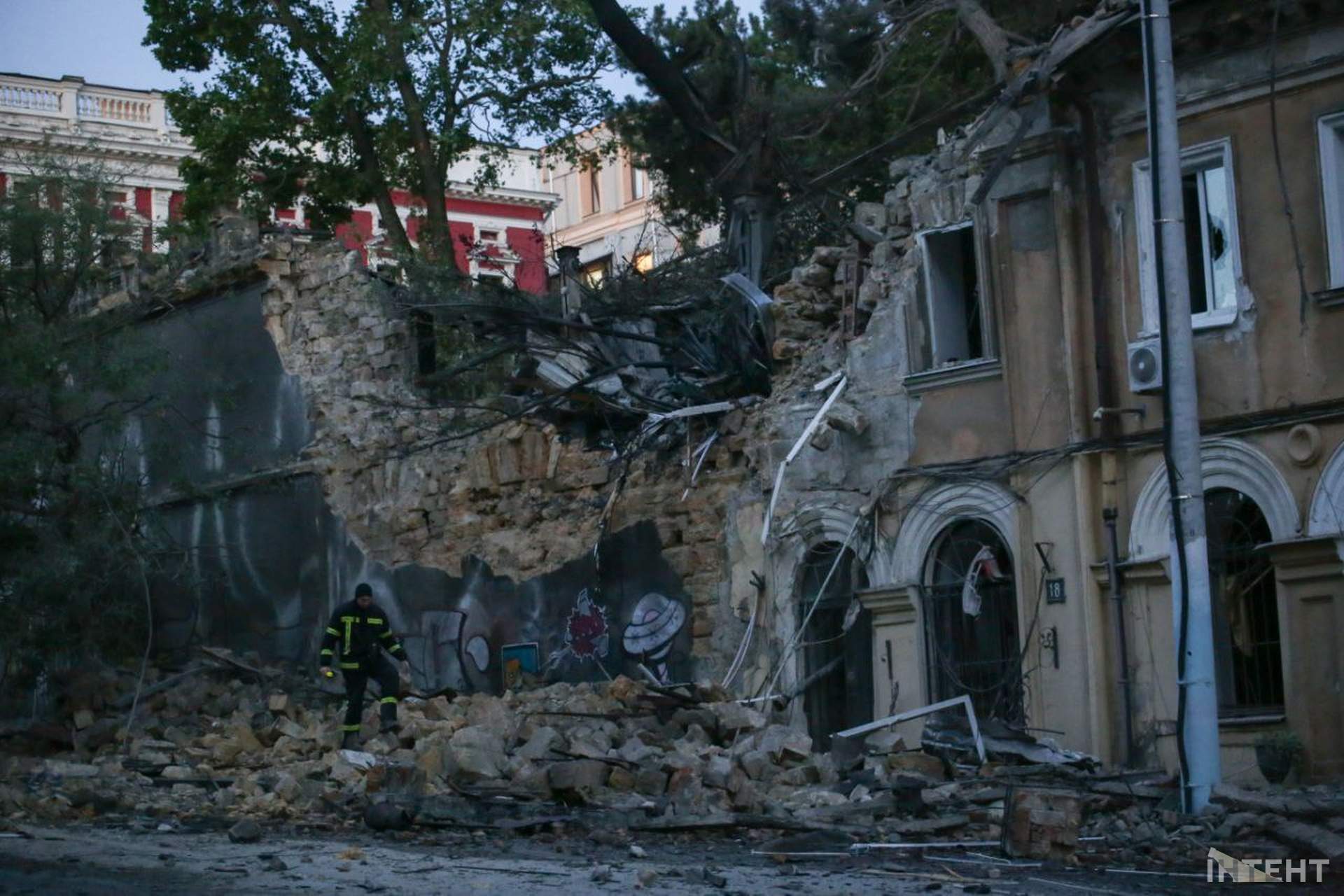 Наслідки нічної атаки росіян по Одесі в світлинах Інтента