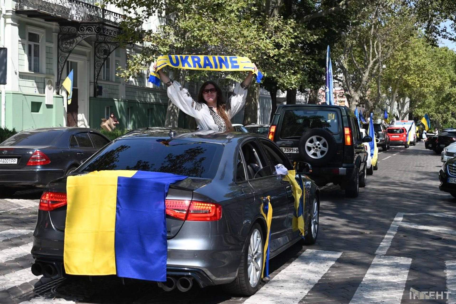 Одесити влаштували автопробіг із прапорами та фаєрами до Дня Незалежності