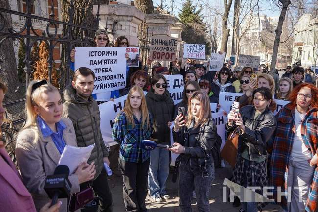 Акцент выяснял, что будет с памятником на Французском бульваре