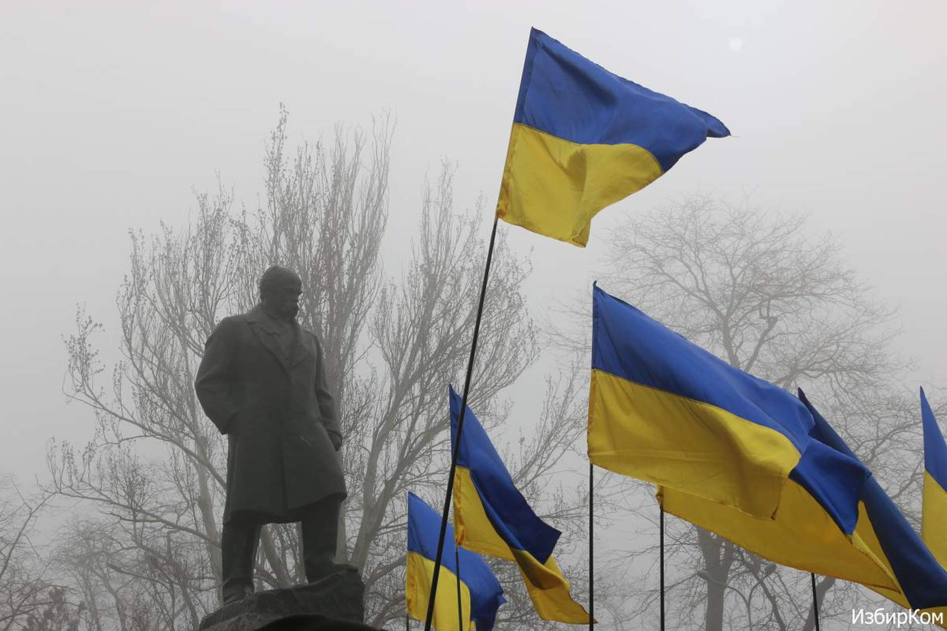 Одесситы принесли цветы к памятнику Шевченко и потребовали освободить Савченко