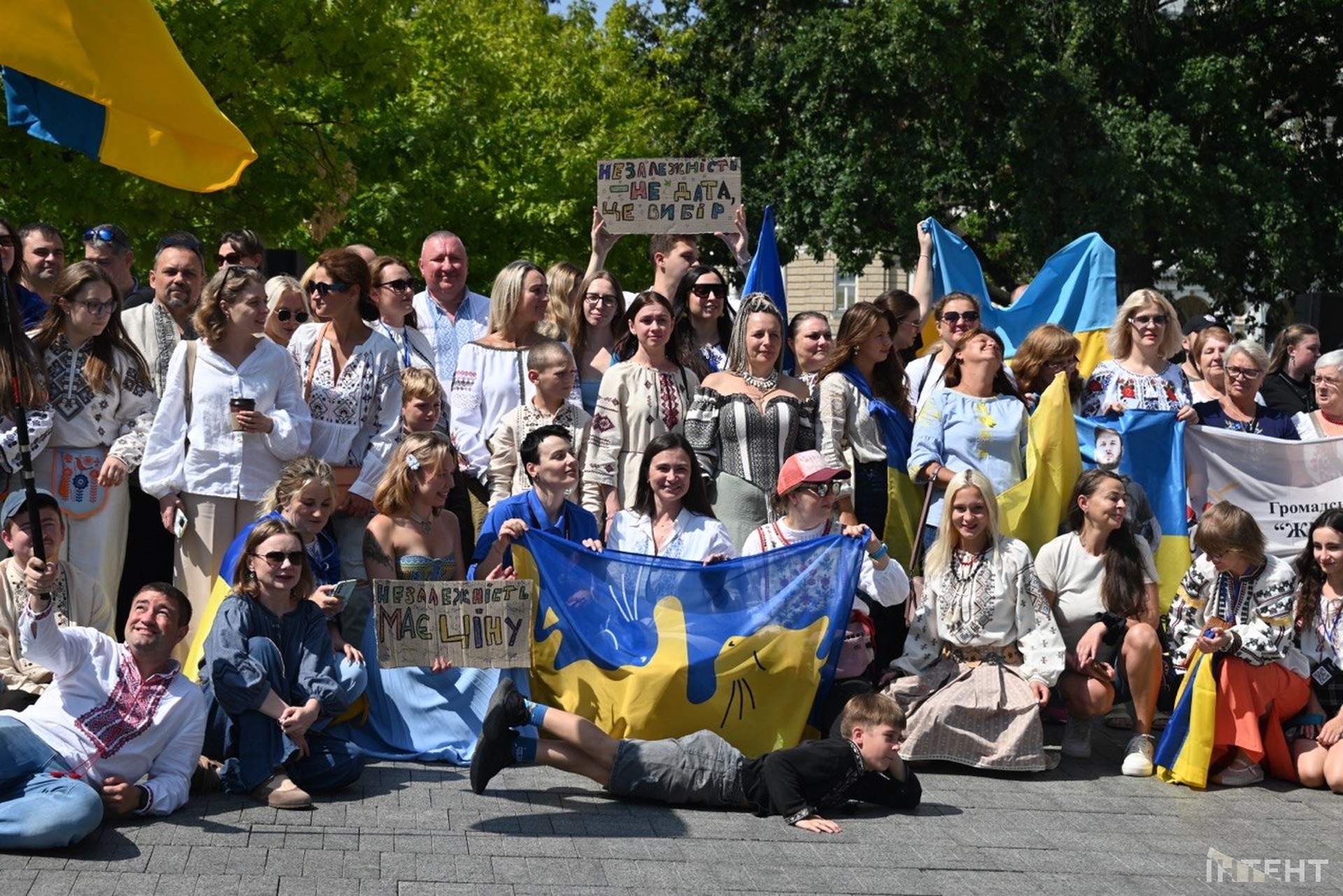 Одесити влаштували автопробіг із прапорами та фаєрами до Дня Незалежності