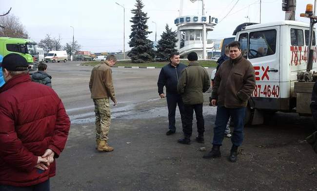 Одесские активисты «Евромайдана» блокируют российские фуры на въезде в город