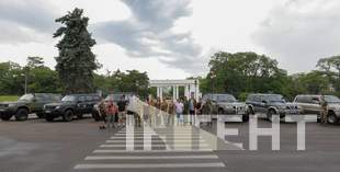 В Одесі передали автівки пресофіцерам шести бригад