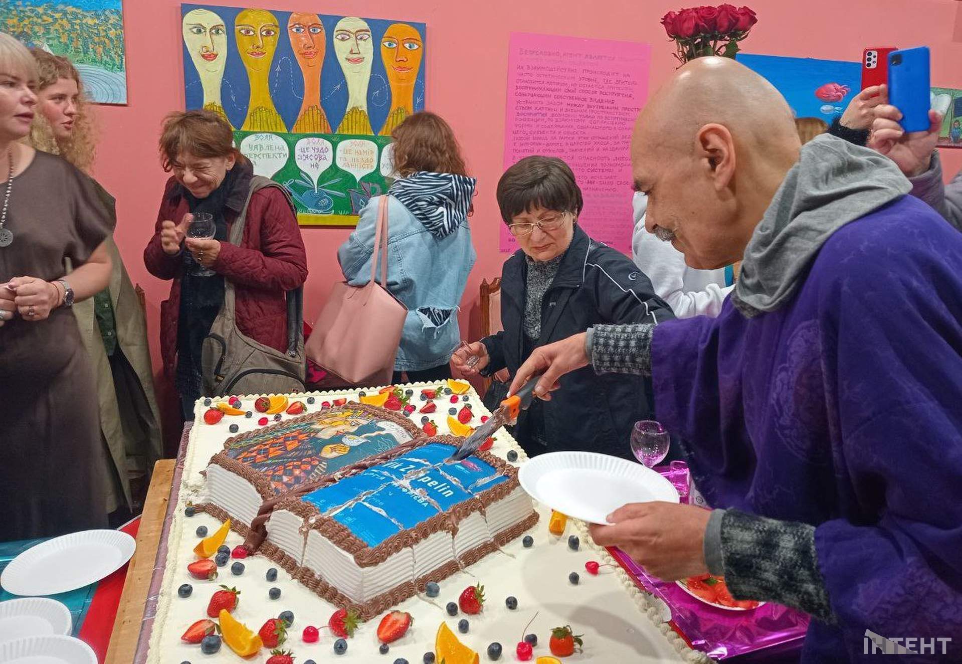 На відкритті виставки в Одесі зʼїли картину