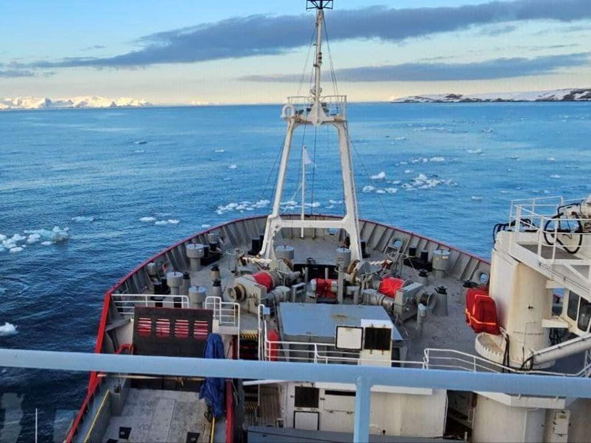 Криголам "Ноосфера" привіз нову експедицію українських полярників