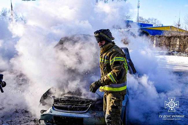 Наслідки обстрілу. Фото: ДСНС України в Херсонській області