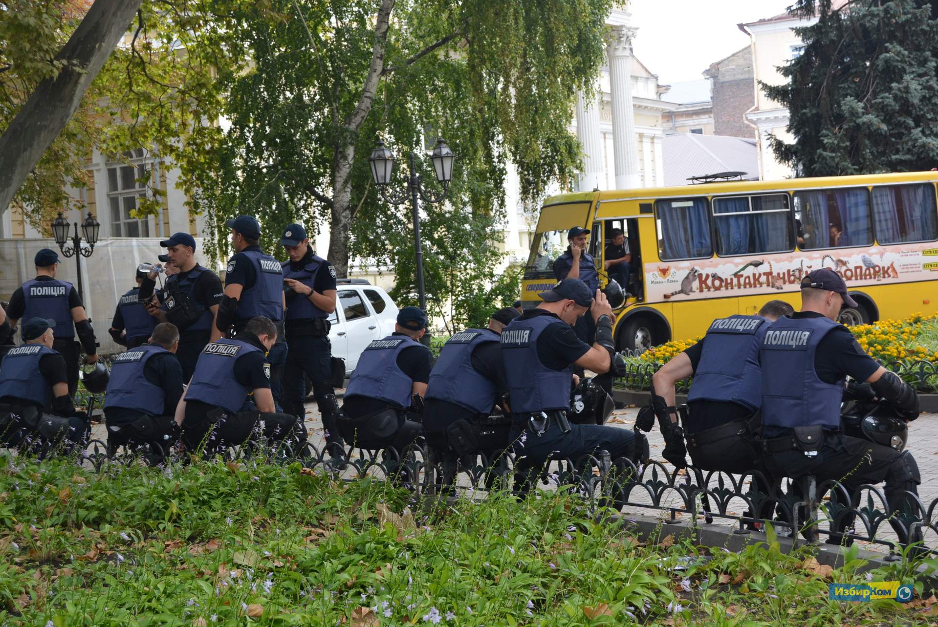 Сессия Одесского городского совета: потасовки с митингующими и попытки экс-нардепа попасть в здание мэрии