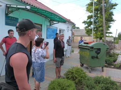 У Доброславі біля селищної ради побили місцевого депутата