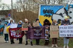 У Миколаєві рідні та близькі полонених військовослужбовців вийшли на акцію