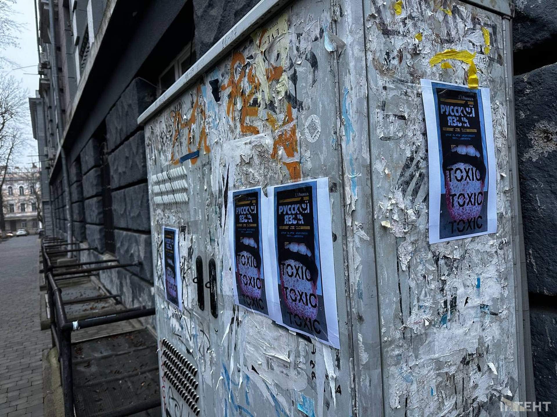 Огорожу пам'ятника Пушкіну в Одесі обклеїли картинами мобілізованого художника