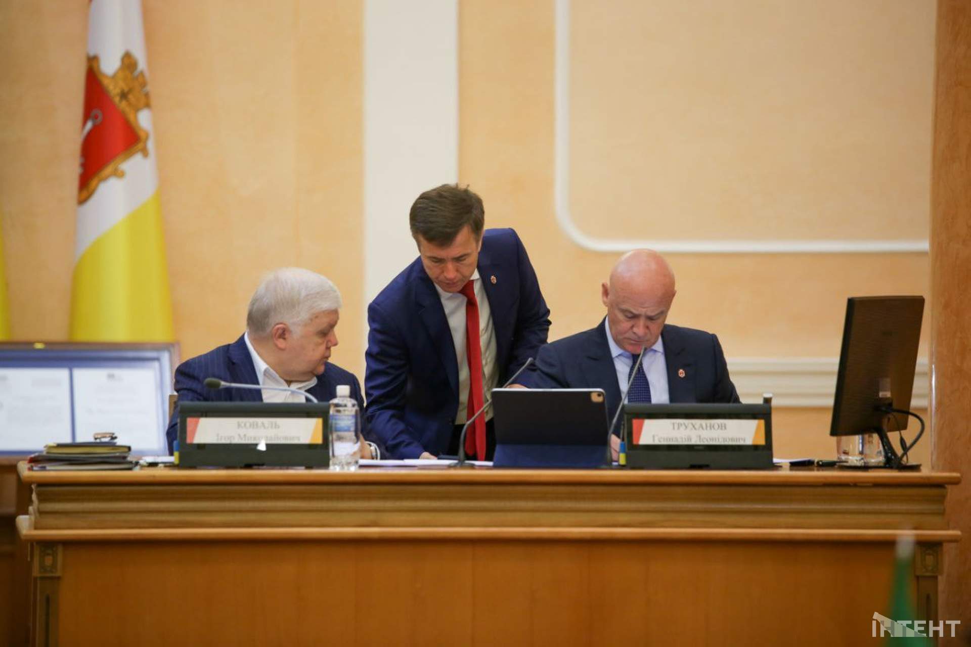 Обличчя та емоції: сесія Одеської міської ради в об'єктиві Інтента