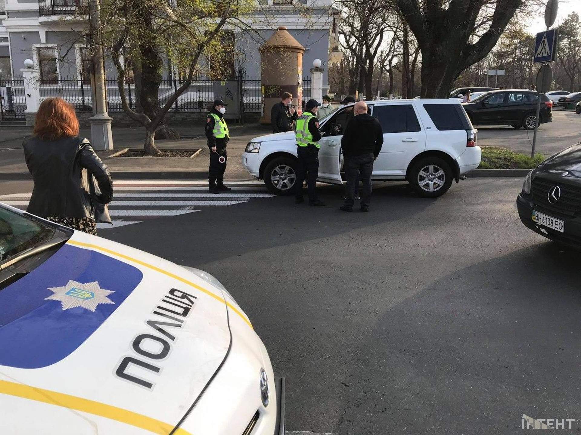 Вікенд на Ланжероні: смугасті стрічки не зупиняють одеситів, які вийшли погуляти