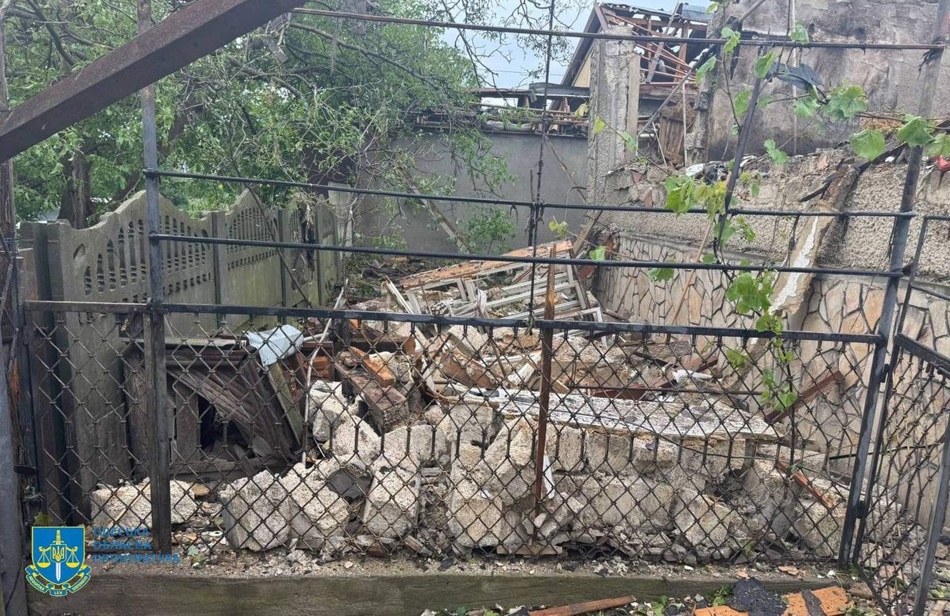 Житлові будинки та майно жителів Одещини третю ніч поспіль стали мішенями росіян