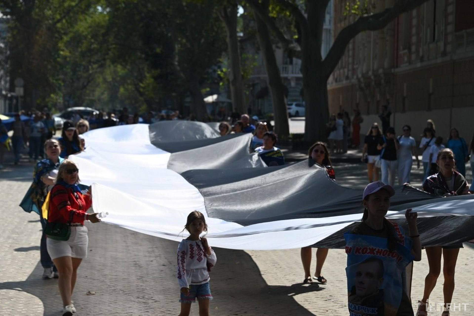 В Одесі пронесли 100-метрові прапори на підтримку полонених та зниклих