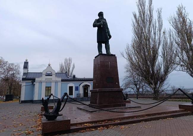 Пам'ятник Макарову. ФОТО: 0512.com.ua