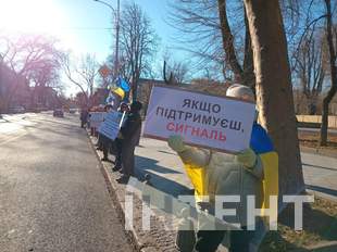 Фронт наближається: в Одесі протестуючи проти недоречних закупівель стояли вздовж вулиці