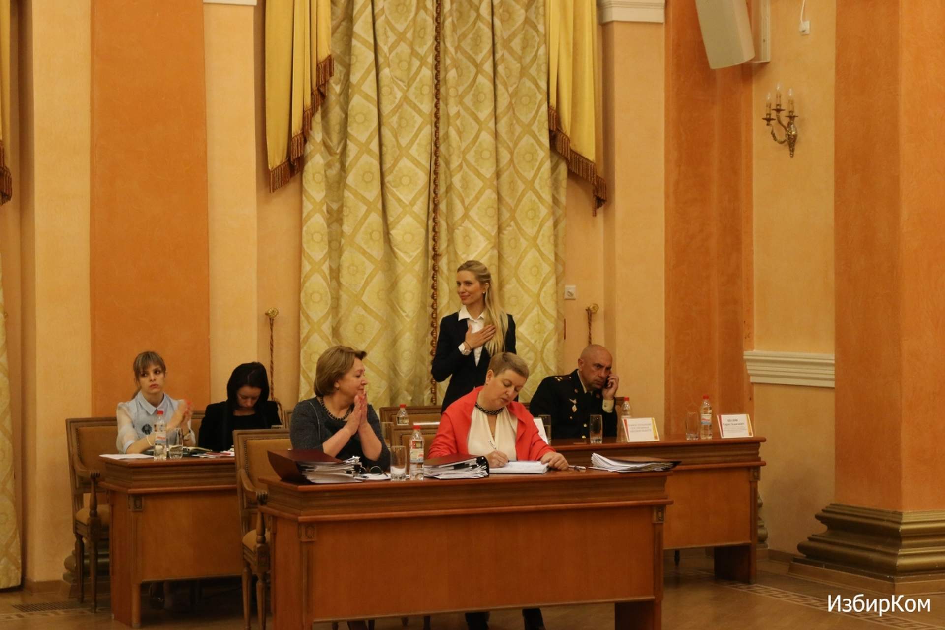 Сессия Одесского городского совета: "минирование", драка и повторное переименование улиц