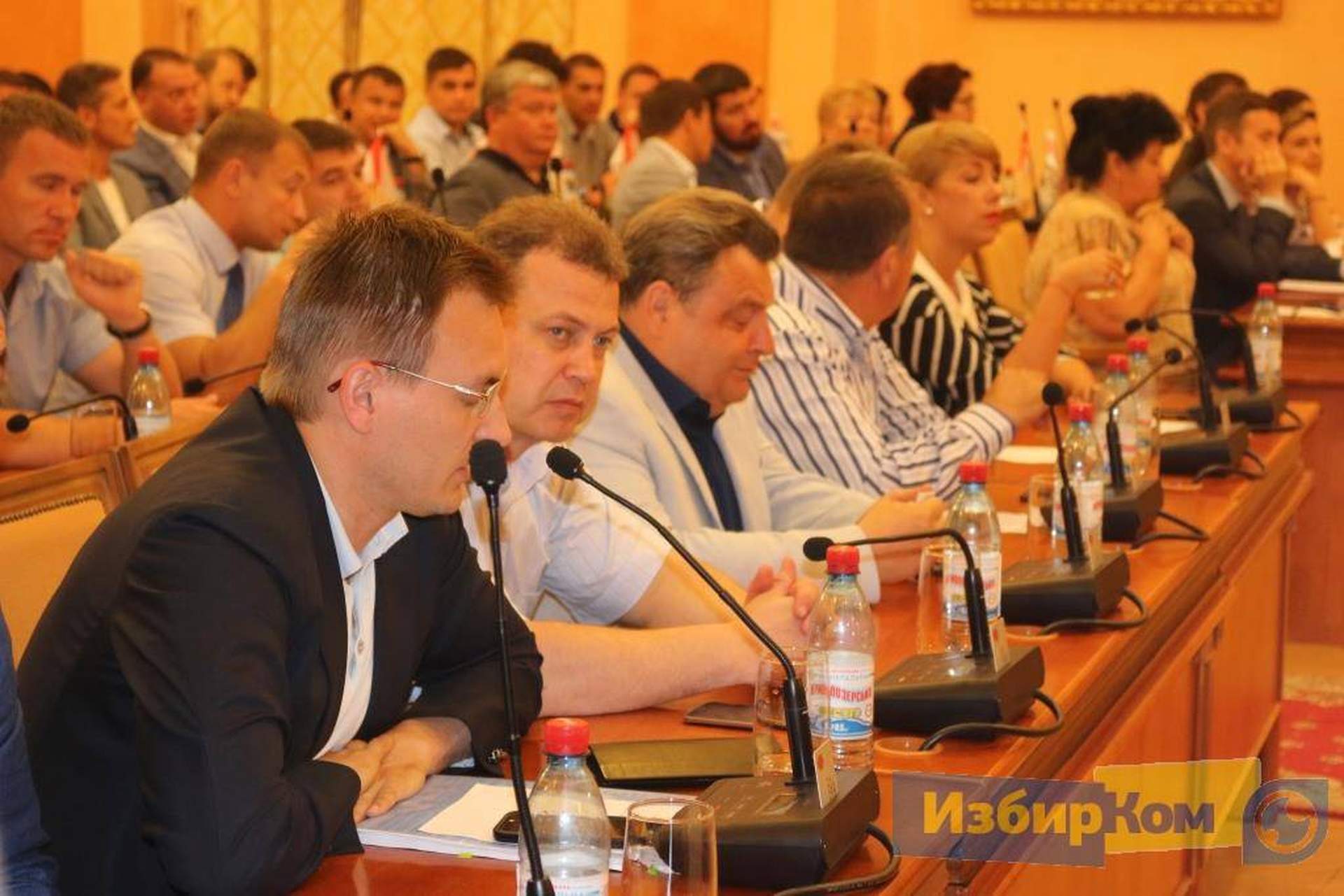 Неожиданная сессия Одесского горсовета: оцепление вокруг мэрии и сбор ради одного вопроса