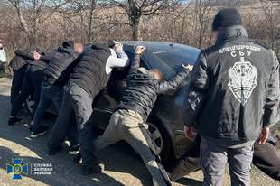 На човні та у фурах: СБУ затримала трьох організаторів контрабанди ухилянтів