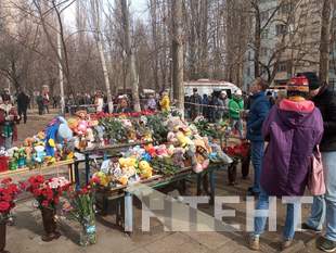 Одесити несуть іграшки та квіти на місце трагедії