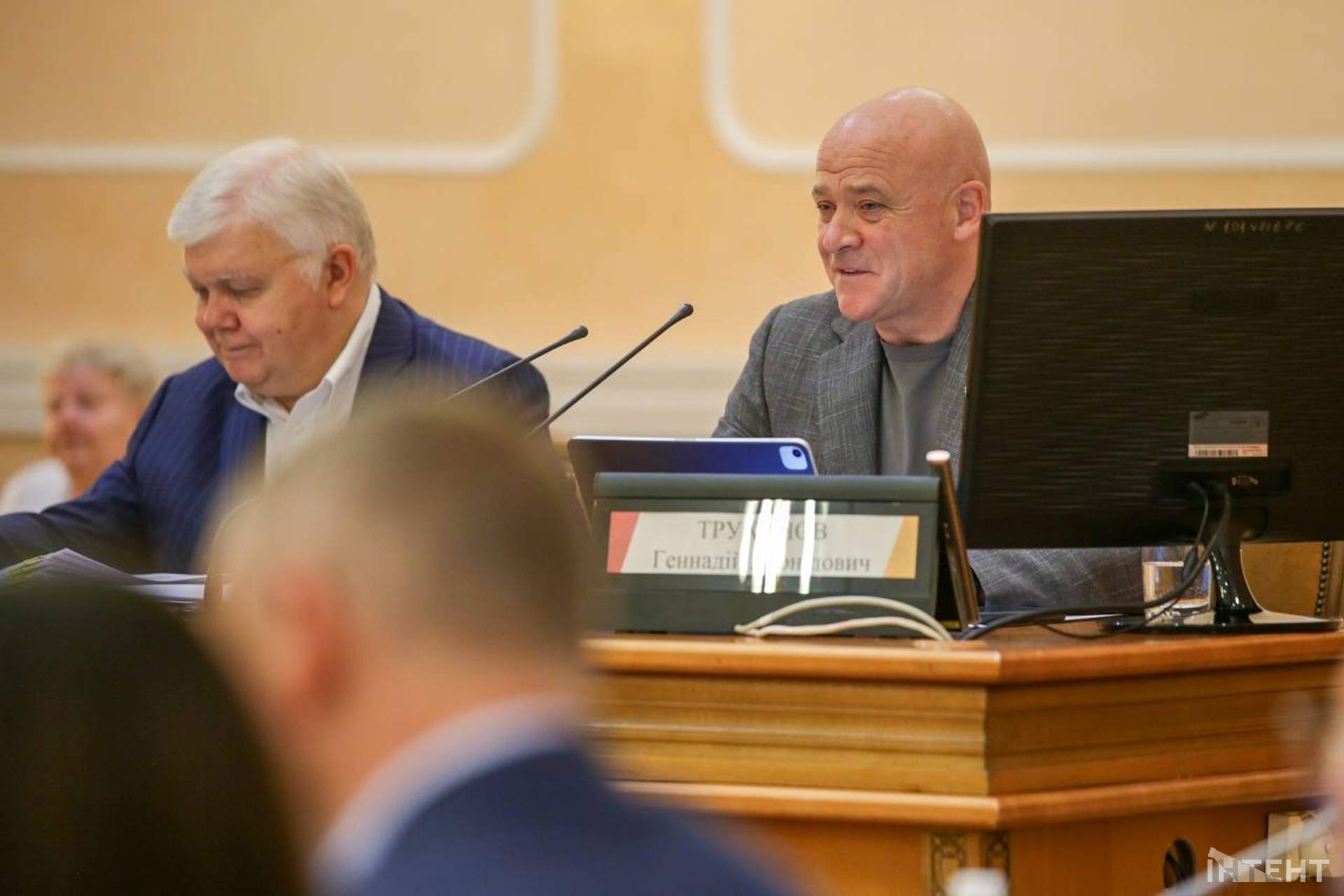 Бурхлива сесія та мітинг у світлинах Інтента