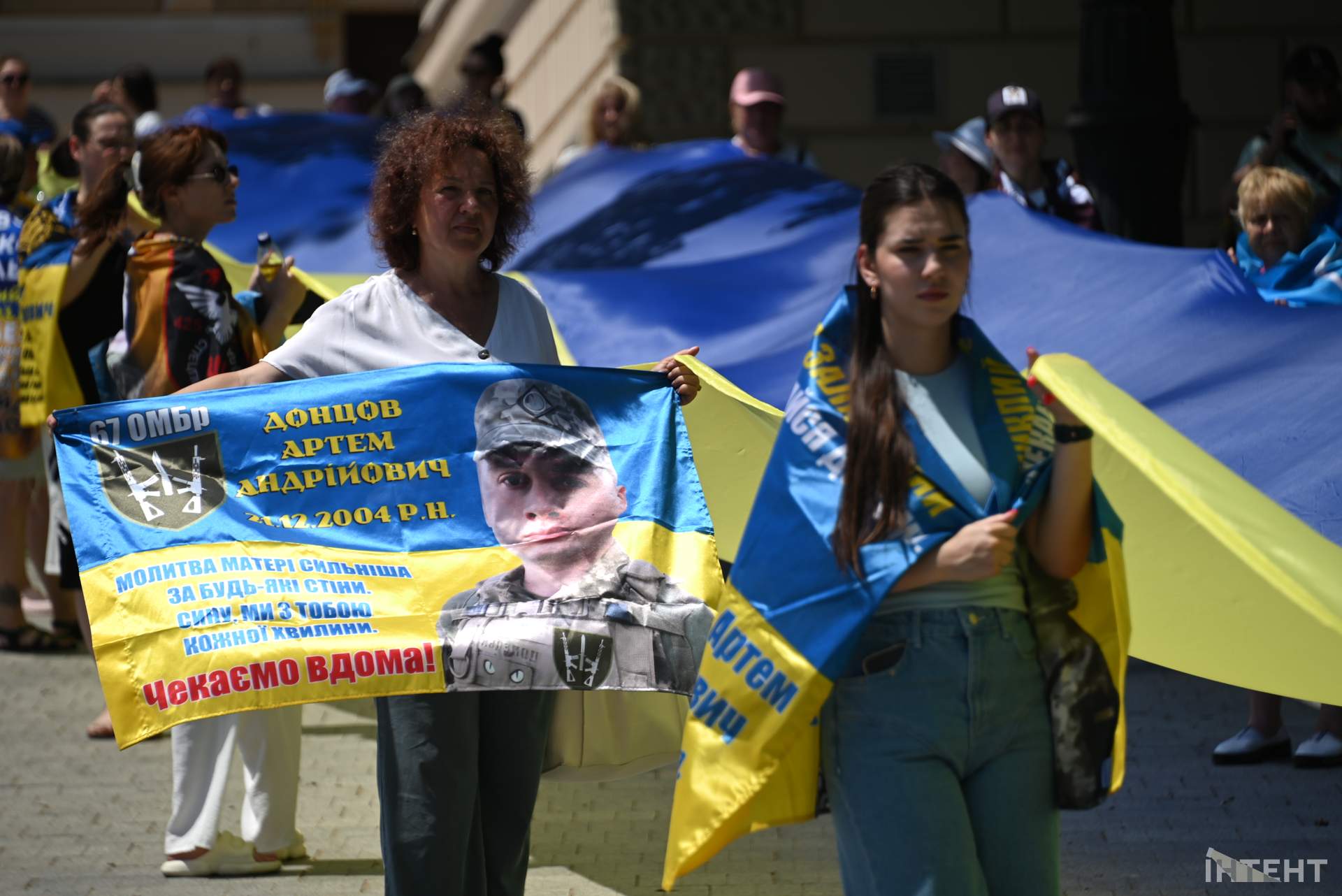 Родичі полонених розгорнули в Одесі 100-метровий прапор до Дня Конституції
