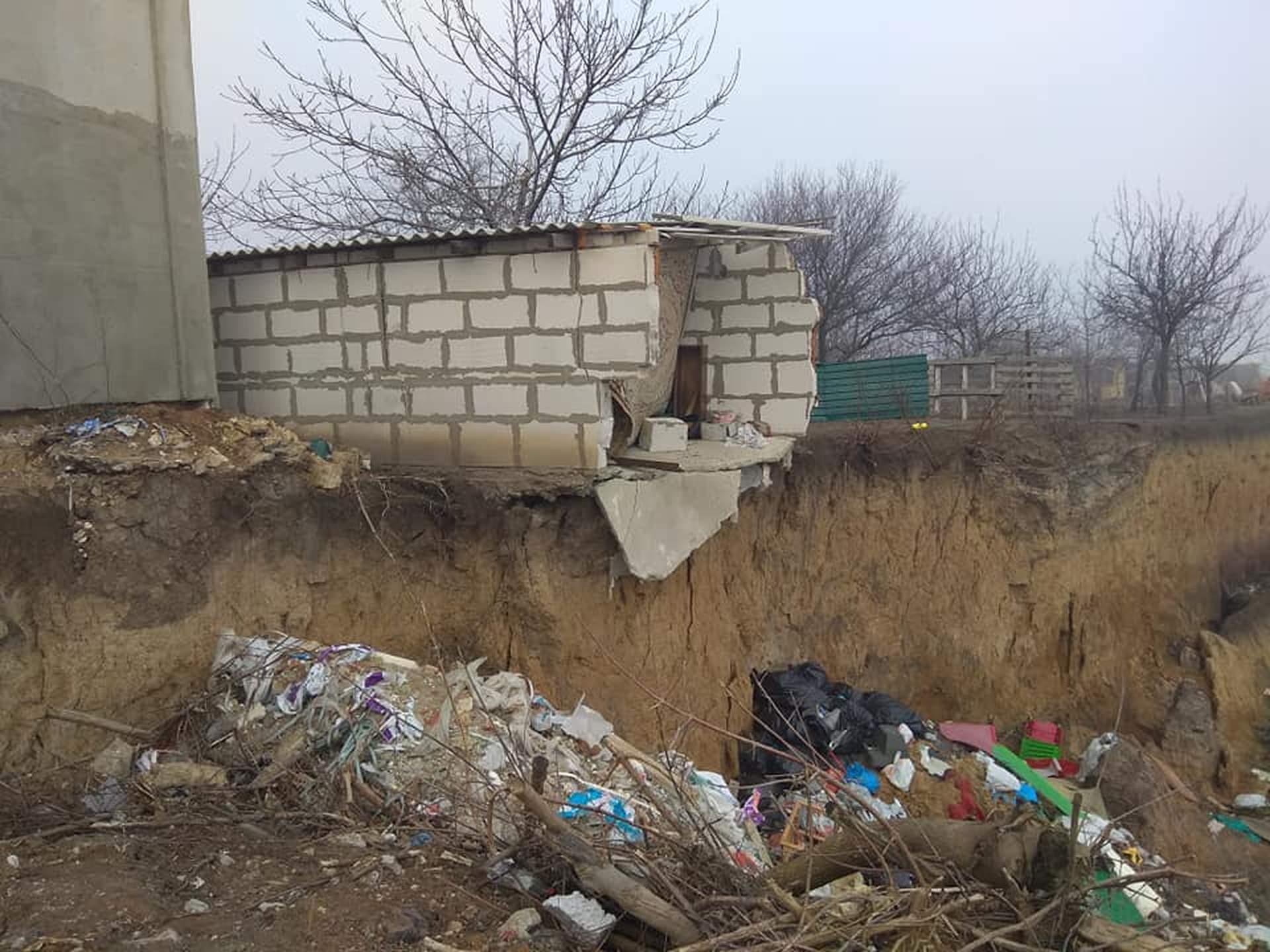 Як зараз в Чорноморську виглядають будинки на вулицях, що "сповзли" до моря