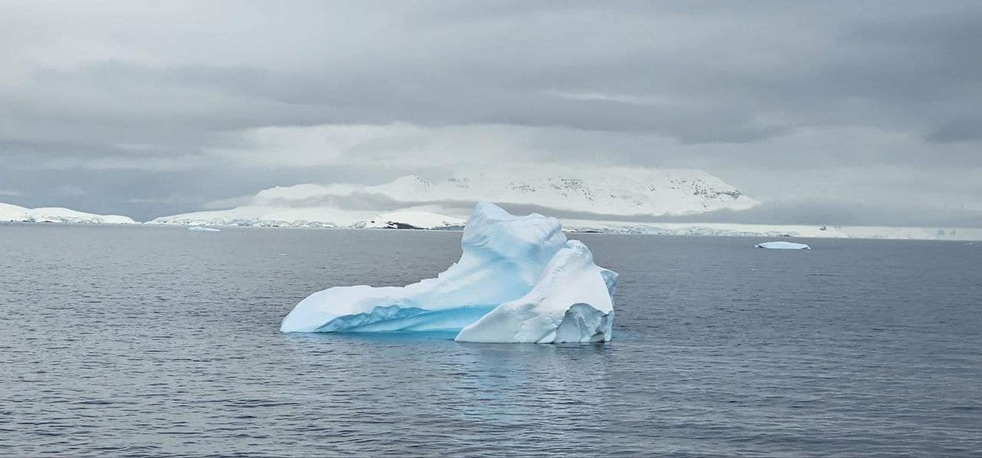 Криголам "Ноосфера" привіз нову експедицію українських полярників