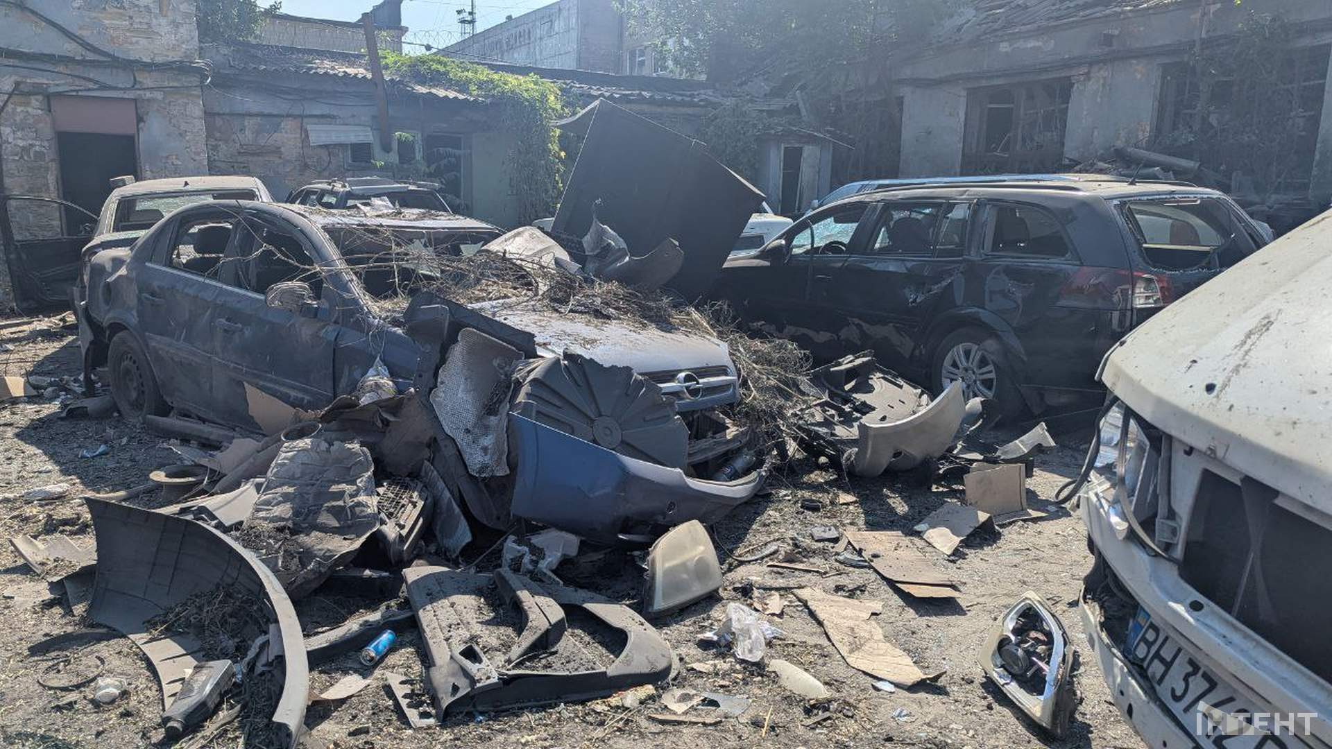 Пожежі та смерть: росіяни вночі атакували Одесу дронами
