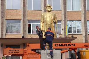 На Одещині знесли пам'ятник Карлу Марксу